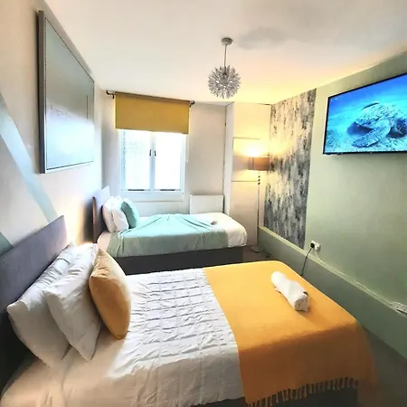 Comfy Lower Ground In 리즈
